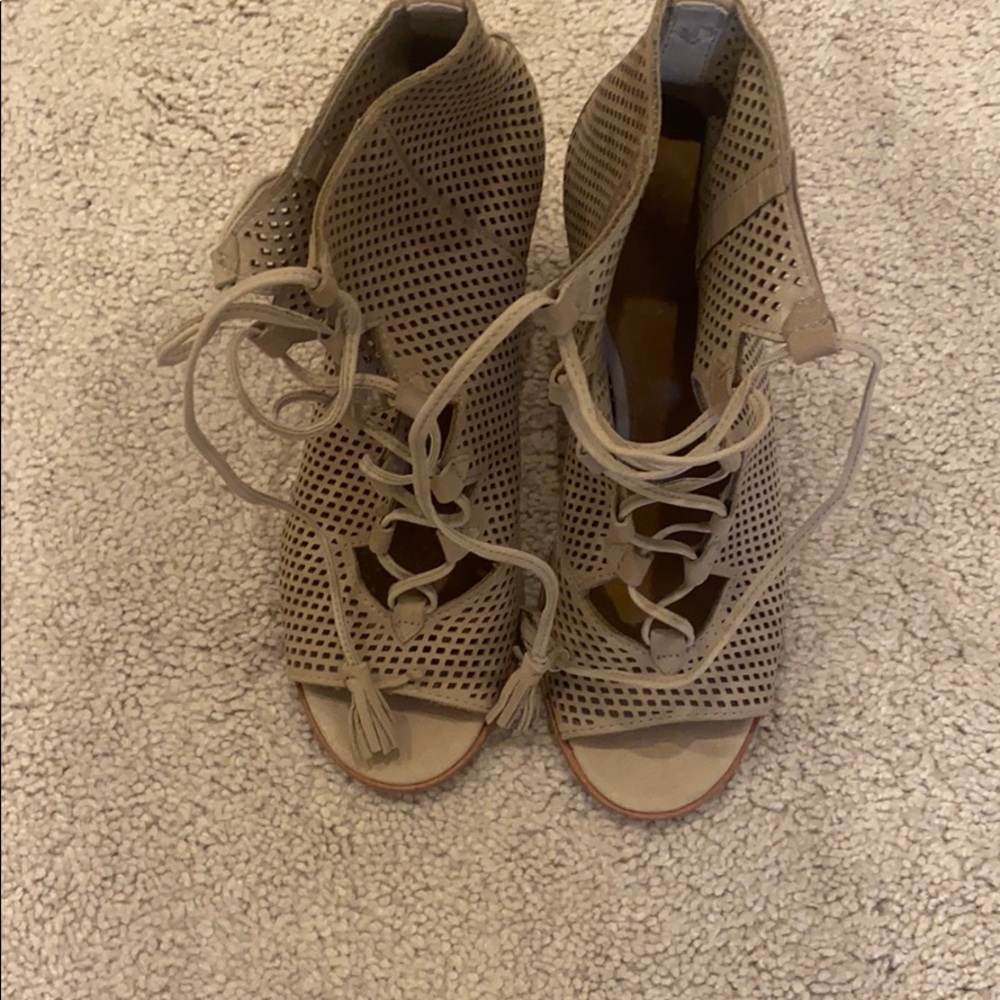 Frye size 6 heals